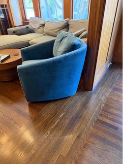 Room & Board Swivel chair 33”