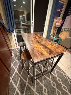 Dining table with 4 stools