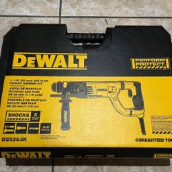DEWALT 8.5 Amp 1-1/8 in. Corded SDS-PLUS D-Handle Concrete/Masonry Rotary Hammer Drill Kit