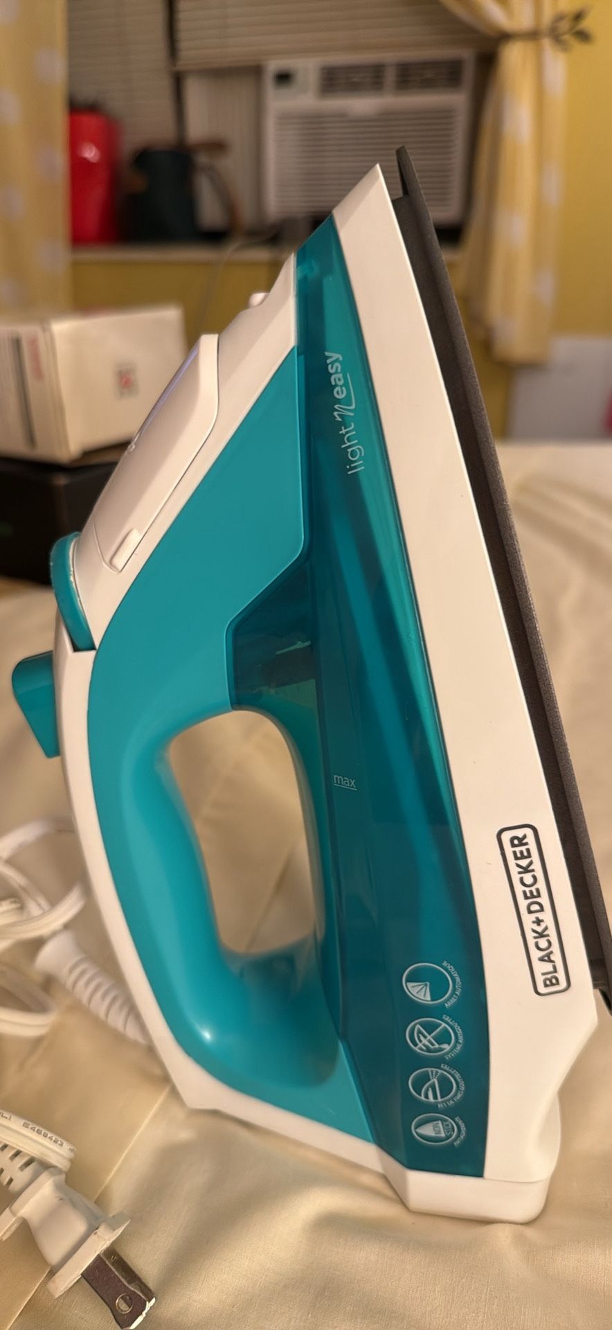 Black Decker Iron (IR1010)