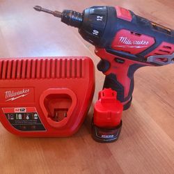 ~MILWAUKEE IMPACT DRILL TOOL SET WITH BATTERY AND CHARGER IN GREAT WORKING CONDITION~