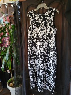 Maggy London Form Fit Black And White Floral Dress