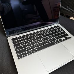 M2 MacBook 8GB / 512GB Silver 13”