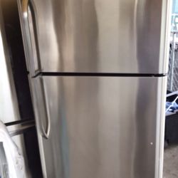 Frigidaire Top -Freezer W/ Ice Maker 