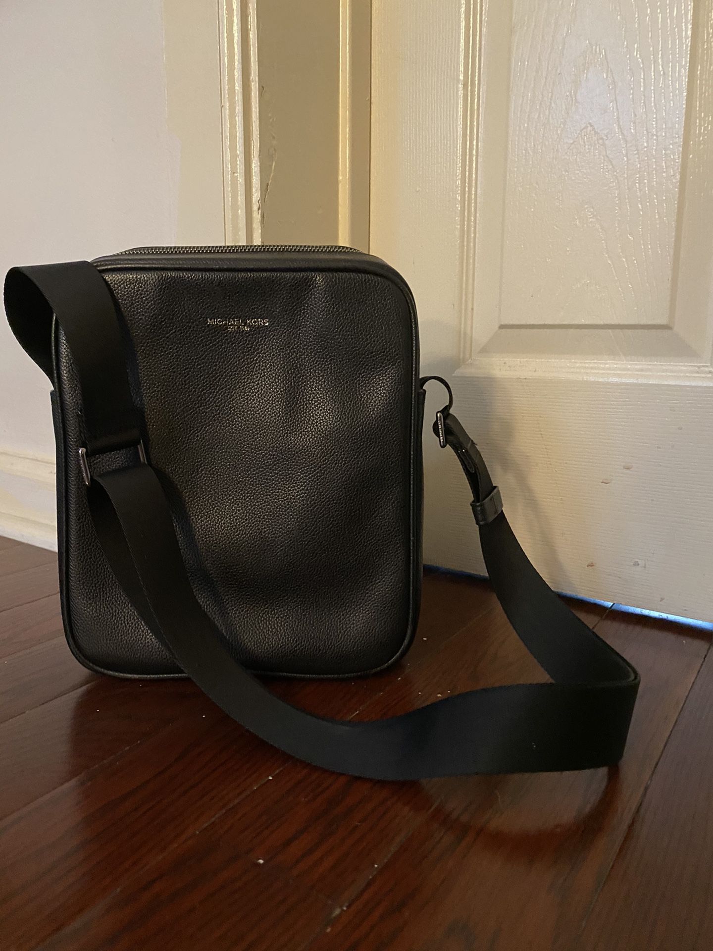 Michael Kors // over the shoulder leather bag