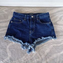 Pretty Little Thing Shorts
Size US 4 Dark wash