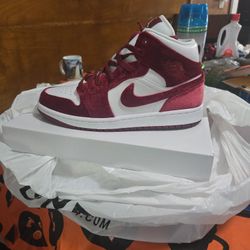 WMNS Air Jordan 1 Mid SE