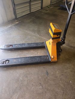 Pallet jack with scale