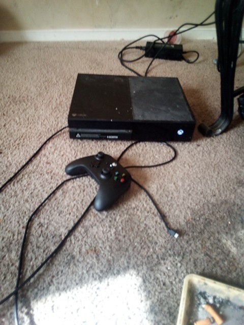 Xbox one with 1 controller 2 games downloaded (Fortnite & Madden 19) price unnegotiable the least I will take is $100