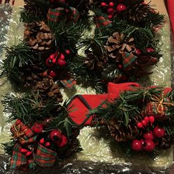 Set Of Christmas Napkin Holders And Cloth Napkins