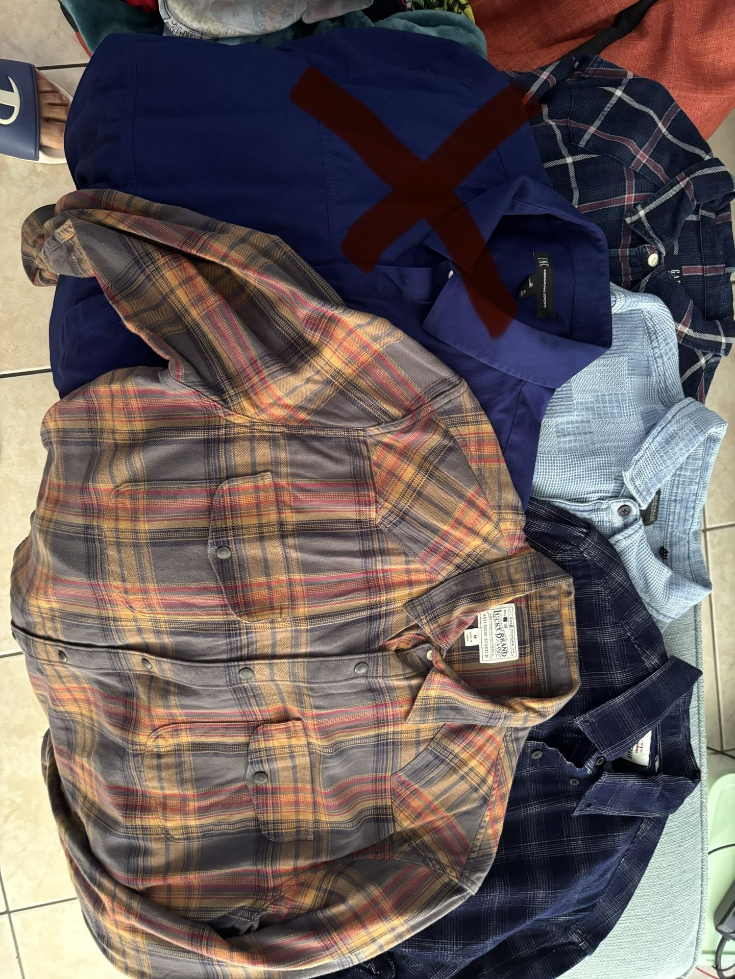 Lot of shirts in perfect condition (Gap, Lucky Brand, Buffalo, Ben Sherman) size from M to XL but fit the same