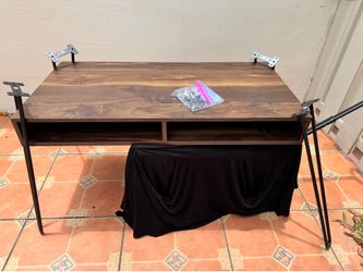 Hairpin leg writing desk.