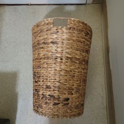 HAMPER-ROUNDAmish Round Laundry Hamper Small Size With Lid Solid Oak Bottom Leather HandlesWoven Basket
