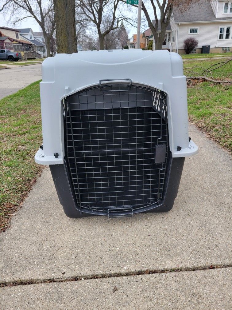 EVERYYAY PORTABLE PLASTIC PET KENNEL