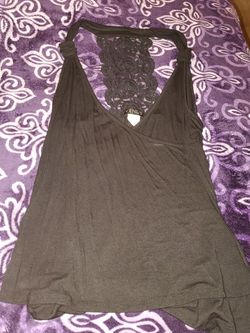 New Cute v neck shirt size medium, has lace back.