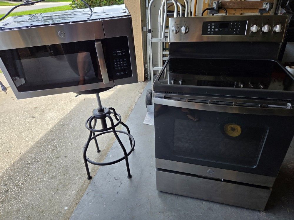 NEW! GE Smart 5 Burner Range/Air Fryer With Matching GE Microwave