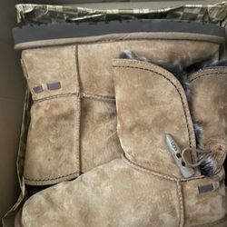 Womens Uggs Size 6