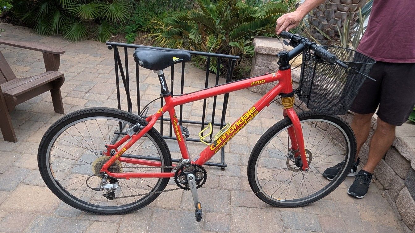 Cannondale F700 front suspension aluminum mountain bike with basket