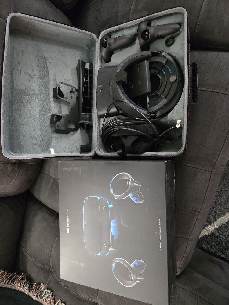 BRAND NEW OCULUS RIFT S. IN BOX!!!