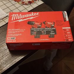 Milwaukee

M12 12-Volt Lithium-lon
Brushless Cordless
Subcompact Drill and
Impact Driver Combo Kit w/2
Batteries and Bag (2-Tool)