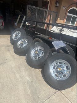 Silverado GM Yukon Suburban  OEM 8 Lug Rims w New Center Caps with lug nuts  16 inch rims