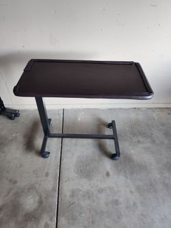 Hospital style adjustable height bed table