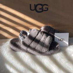 UGG SLIDES SIZE 9