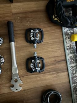 Bike pedals clip less