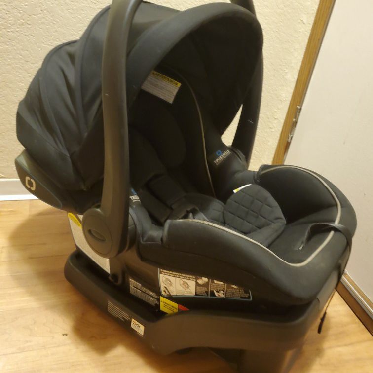 Graco infant carseat with base
