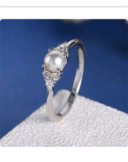 Flower shape pearl ring