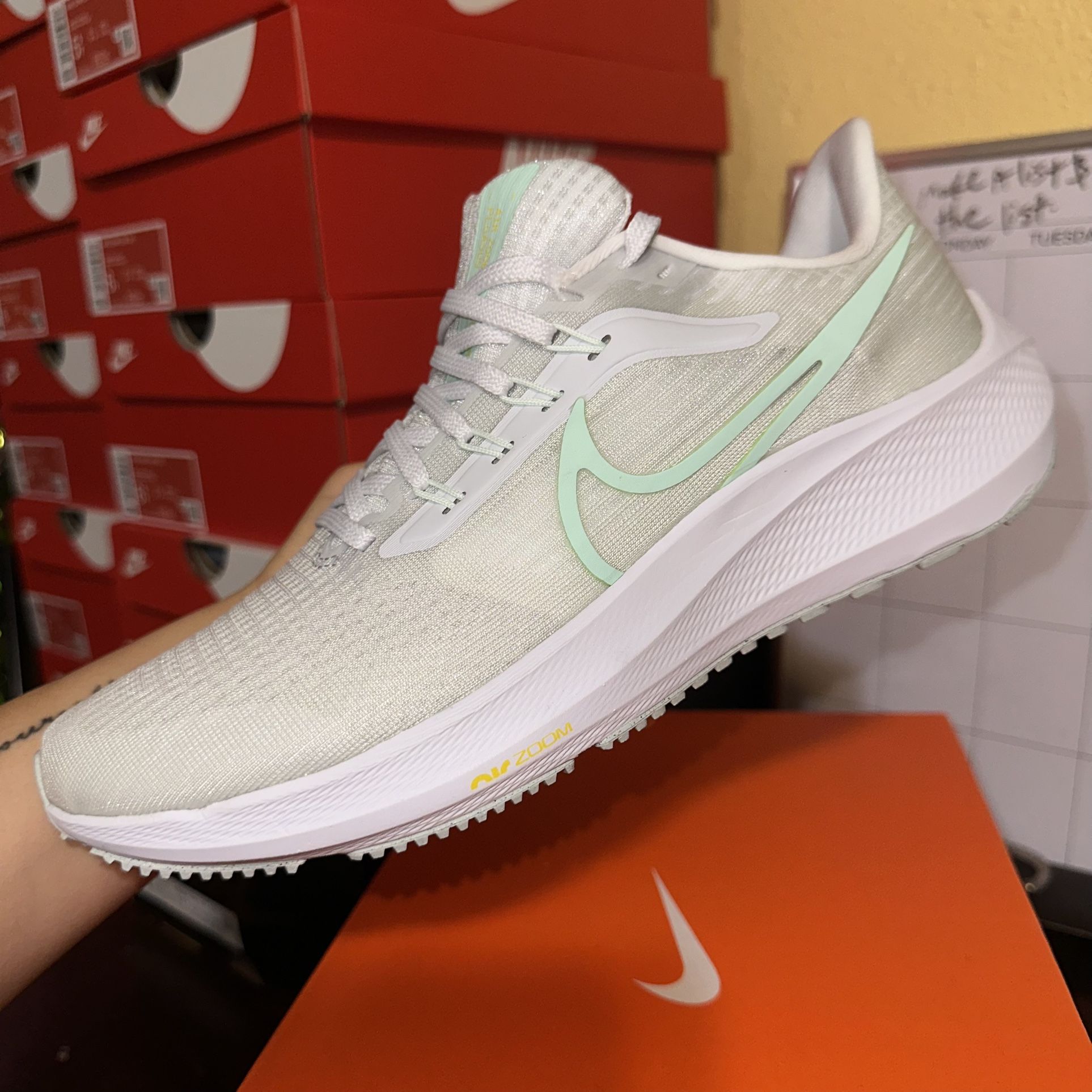 Pure Platinum Barely Green’s Air Zoom Pegasus 39 