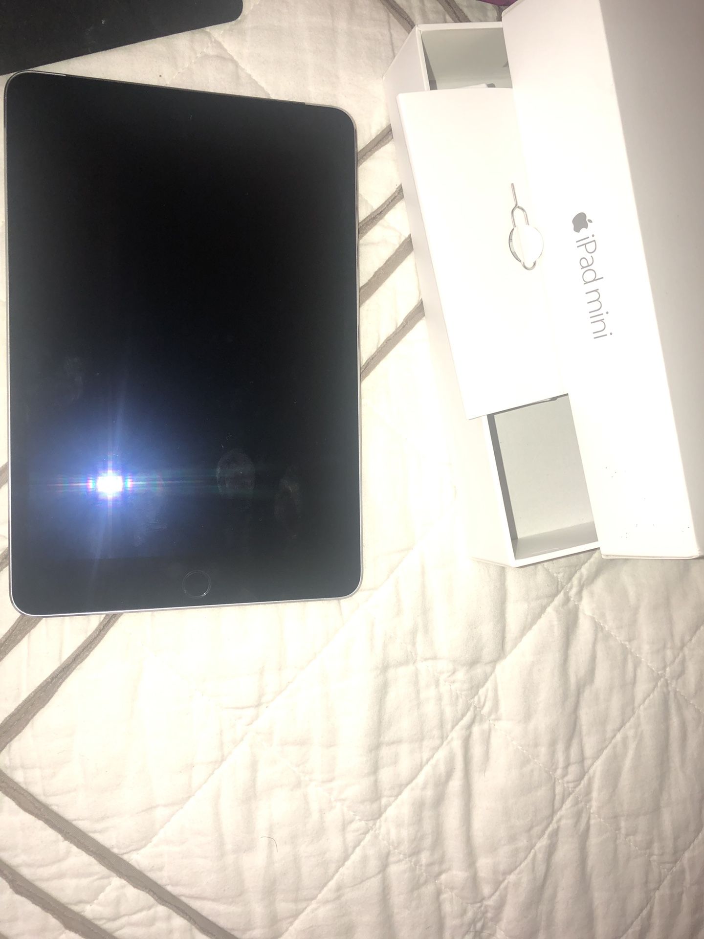 iPAD MINI 4 w/ Original box.