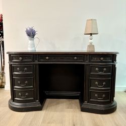 Elegant wooden executive desk , vintage style with details and unique design  From the prestige Hooker Furniture. Dark brown color Good conditions  we