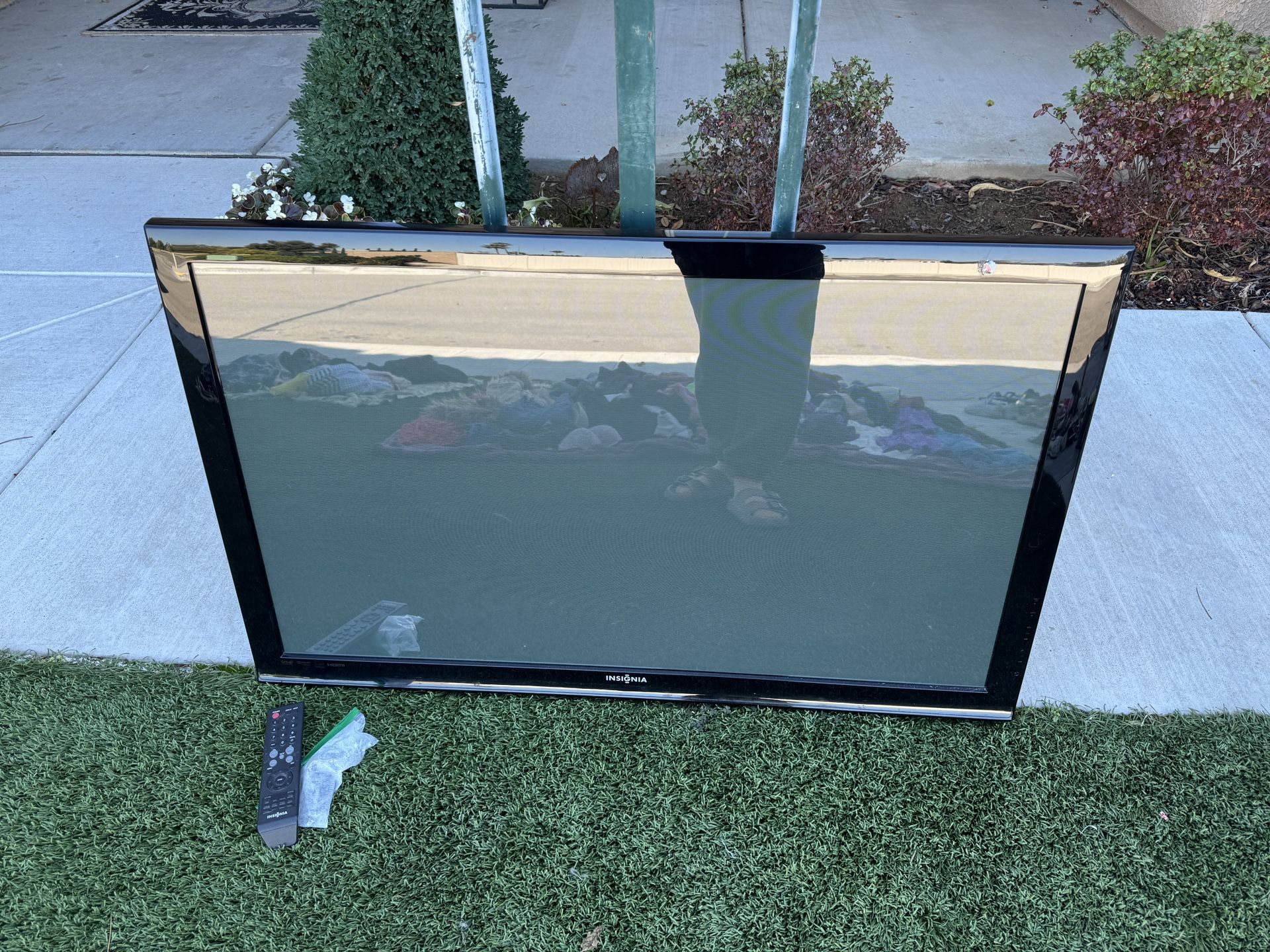 Insignia flatscreen TV with remote