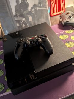 Ps4 w/cables and controller