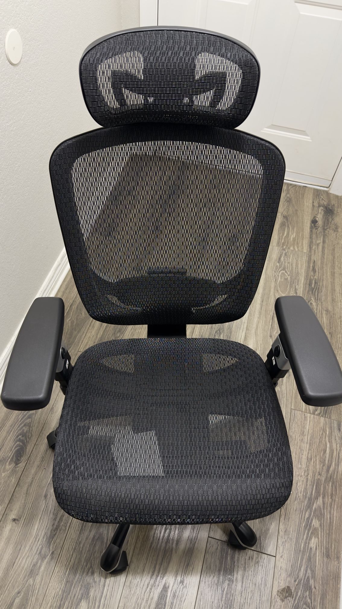 Staples Hyken Ergonomic Mesh Swivel Task Chair Black UN59460