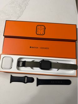 Apple Watch Hermès Series 9 GPS + Cellular, 41mm Space Black Stainless Steel Case with Denim/Noir Toile H Single Tour
