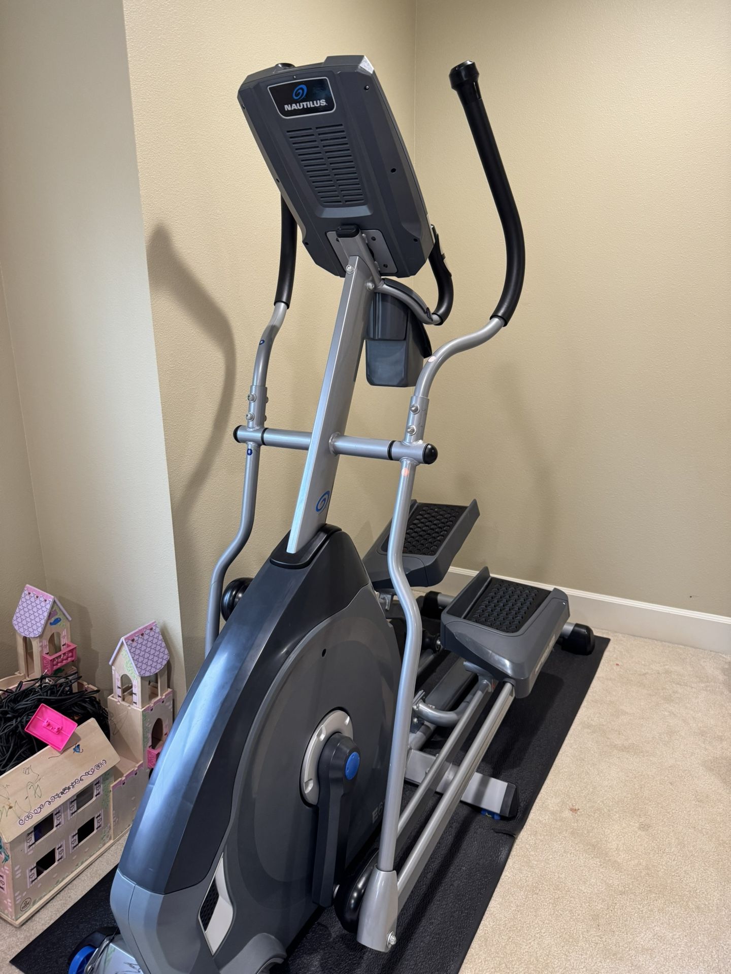 Elliptical trainer machine