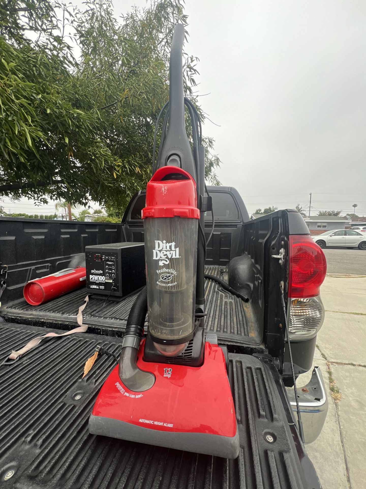 Dirt devil featherlite bagless upright vacuum red 12 amp automatic height adjust