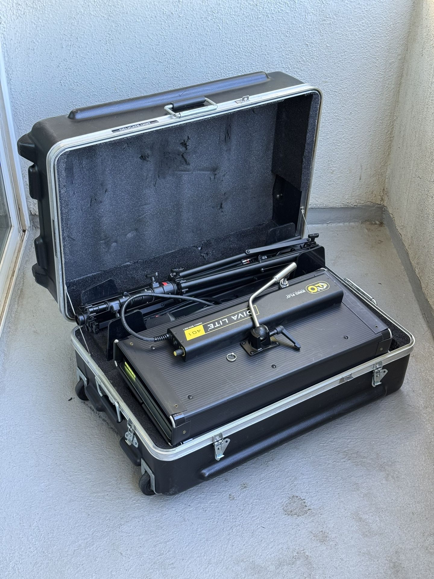 Kino Flo Diva-Lite 401 Two Light Kit w/ Road Case + Bulbs + Accessories