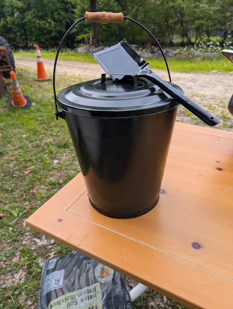 Black Metal Fireplace Ash Bucket With Lid And Shovel/Scoop