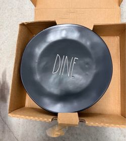 New RAE DUNN 4 dinning plates black