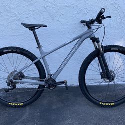 Trek X-Caliber 8 – 18.5” (M/L) - Hardtail Mountain Bike 