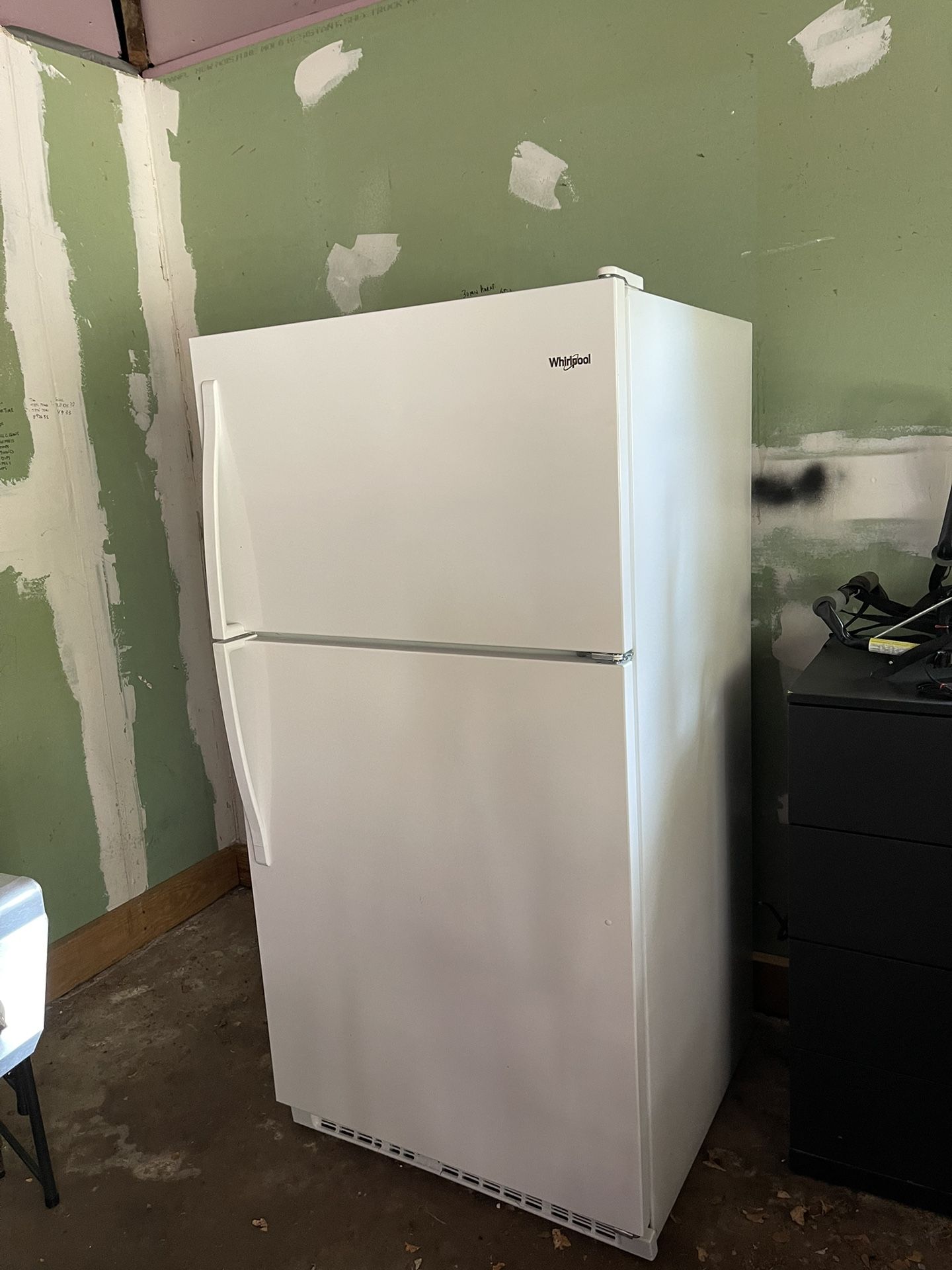 WHIRLPOOL REFRIGERATOR //// Like New !!!