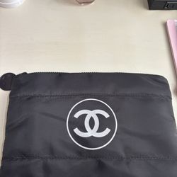 Water Proof Fashion Bags 2 Available Big ❤️❤️❤️🎈🎈🎈 