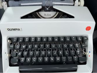 Olympia De Luxe Typewriter