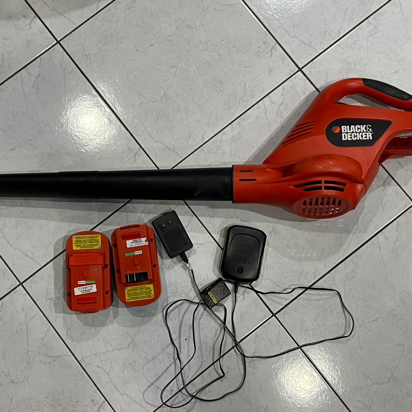 Black & Decker 18v Blower w/2 batteries & charger for Sale in Brooklyn, NY  - OfferUp
