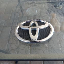 07 To 09 Front Emblem Toyota Camry ( Oem)