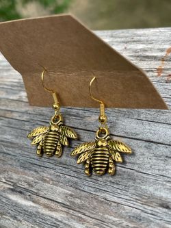 Bee dangle earrings