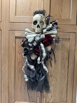 Halloween Skull and Crossbones Door/wall Decor